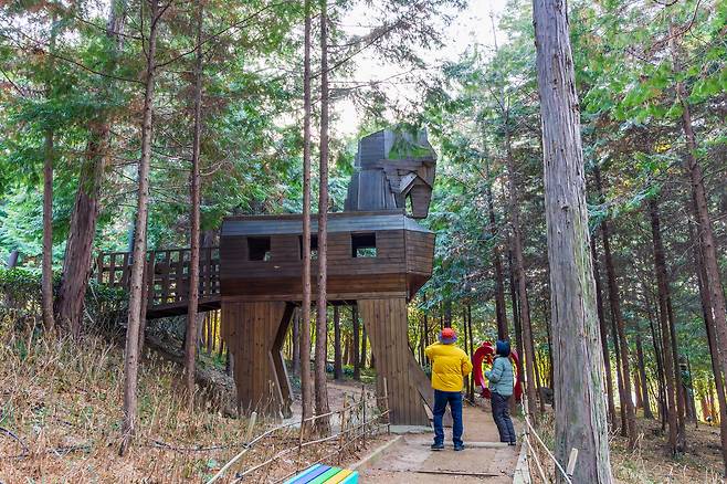 장흥 편백숲 우드랜드의 트로이 목마 놀이터.