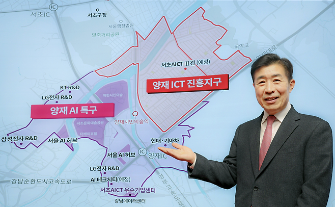 전성수 서울 서초구청장이 양재 AI 특구와 ICT 특정개발진흥지구를 설명하고 있다.  [서초구 제공]