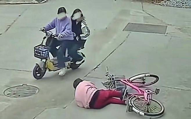 자전거를 타고 가다 넘어진 노인을 부축한 여중생들이 도리어 수천만원대의 손해배상소송에 휘말렸다. [펑파이 신문]