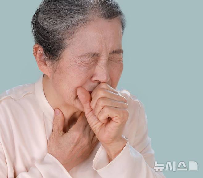 [서울=뉴시스] 23일 의료계에 따르면 급성 기관지염은 크거나 중간 크기의 기관지에 염증이 생기는 질환이다.기관지는 외부 이물질을 배출하는 섬모를 통해 스스로를 보호하는데, 바이러스나 세균 감염, 먼지·연기·가스 같은 자극 물질에 노출되면 이 기능이 일시적으로 떨어지면서 염증이 발생한다. (사진= 유토이미지 제공)