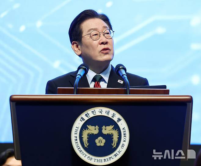 [대전=뉴시스] 최동준 기자 = 이재명 대통령이 20일 대전 유성구 카이스트(KAIST)에서 열린 학위수여식에서 축사하고 있다. (청와대통신사진기자단) 2026.02.20. photocdj@newsis.com