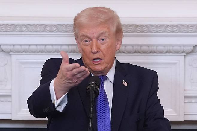 [워싱턴=AP/뉴시스] 도널드 트럼프 미국 대통령은 해군 병원선이 덴마크령 그린란드로 향하고 있다고 밝혔지만, 미 국방부는 함정을 그린란드에 배치하라는 명령을 받지 못했다고 미국 관리들이 말했다고 월스트리트저널(WSJ)이 23일(현지 시간) 보도했다. 사진은 트럼프 대통령이 지난 20일 미 워싱턴DC 백악관에서 전국 주지사 협회와 조찬행사에서 연설하는 모습. 2026.02.24.