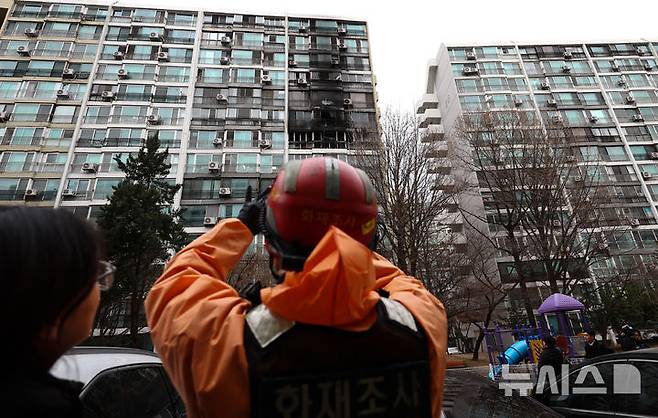 [서울=뉴시스] 최진석 기자 = 24일 서울 대치동 은마아파트 화재현장에서 소방재난본부 화재조사대원이 현장을 살펴보고 있다. 2026.02.24. myjs@newsis.com