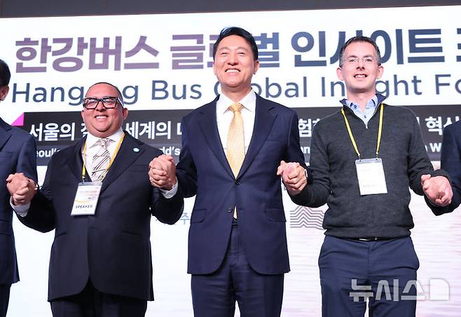 [서울=뉴시스] 황준선 기자 = 오세훈(가운데) 서울시장을 비롯한 참석자들이 24일 오전 서울 마포구 호텔나루 서울 엠갤러리에서 열린 한강버스 글로벌 인사이트 포럼에서 기념촬영 하고 있다. 왼쪽부터 조나단 피게로아 뉴욕 혼블로워그룹(뉴욕페리 운영사) 수석부사장, 오세훈 서울시장, 데이비드 파나이오투 런던교통공사 런던 리버 서비스 총괄. 2026.2.24 hwang@newsis.com
