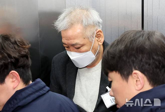 [서울=뉴시스] 조성우 기자 =서울중앙지법 형사합의33부(부장판사 이진관)는 24일 특정범죄 가중처벌법상 알선수재 및 정치자금법 위반 혐의를 받는 전씨에게 징역 6년을 선고하고 그라프 목걸이의 몰수, 1억8079여만원을 명했다. 이는 특검이 구형한 징역 5년보다 더 높은 형이다.  사진은 건진법사 전성배씨. 2026.01.19. xconfind@newsis.com