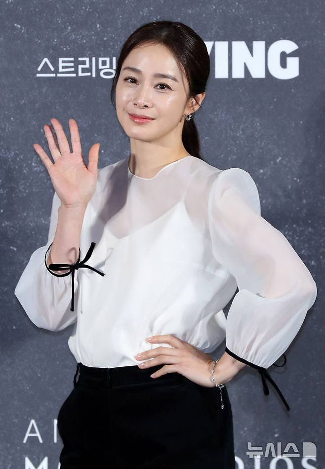 [서울=뉴시스] 김혜진 기자 = 배우 김태희가 21일 오전 서울 용산구 CGV아이파크몰점에서 열린 아마존 프라임 비디오 시리즈 '버터플라이' 제작발표회에서 포즈를 취하고 있다. 2025.08.21. jini@newsis.com