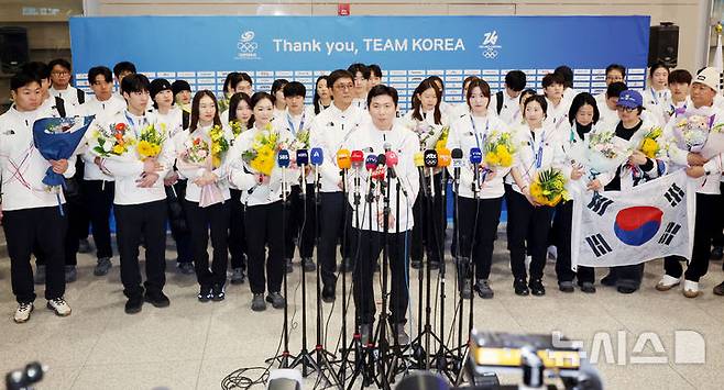[인천공항=뉴시스] 권창회 기자 = 2026 밀라노-코르티나 동계올림픽 선수단이 24일 오후 인천국제공항 제2여객터미널로 귀국, 유승민 대한체육회장이 발언하고 있다. 2026.02.24. kch0523@newsis.com