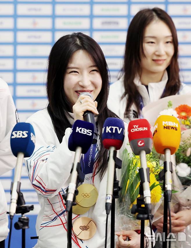 [인천공항=뉴시스] 권창회 기자 = 2026 밀라노-코르티나 동계올림픽 쇼트트랙 김길리가 24일 오후 인천국제공항 제2여객터미널로 귀국, 취재진의 질문에 답하고 있다. 2026.02.24. kch0523@newsis.com