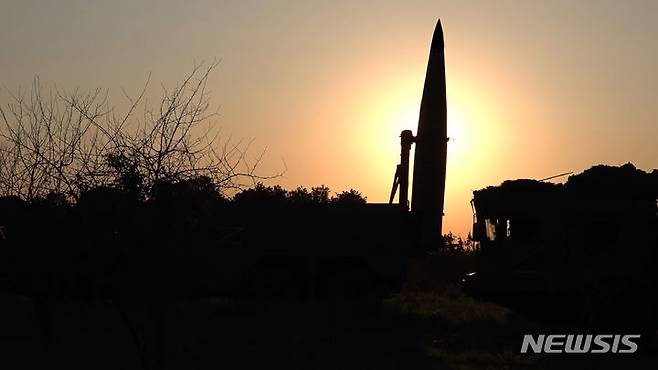 [AP/뉴시스] 미국이 '뉴스타트(New START)' 종료 후 중국, 러시아와 잇따라 핵군축 회담을 진행하고 있다. 중·러에 앞서 핵보유국인 영국, 프랑스와도 만났다. 사진은 러시아 미공개 장소에서 러시아의 전술 핵무기 훈련 중 포착된 이스칸데르 탄도미사일 자료 사진. 2026.02.24.