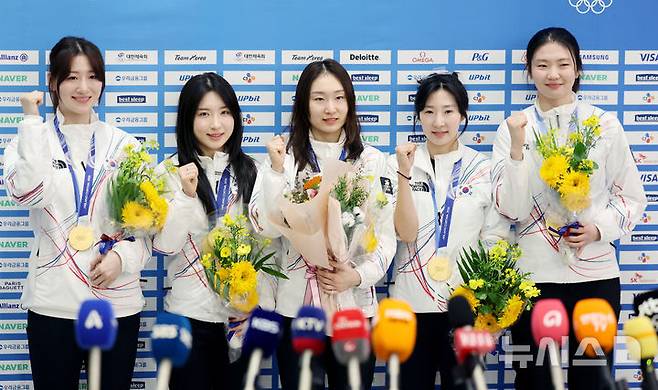 [인천공항=뉴시스] 권창회 기자 = 2026 밀라노-코르티나 동계올림픽 쇼트트랙 여자 3,000m 계주 금메달리스트인 노도희(왼쪽부터), 김길리, 최민정, 이소연, 심석희가 24일 오후 인천국제공항 제2여객터미널로 귀국, 파이팅을 하고 있다. 2026.02.24. kch0523@newsis.com