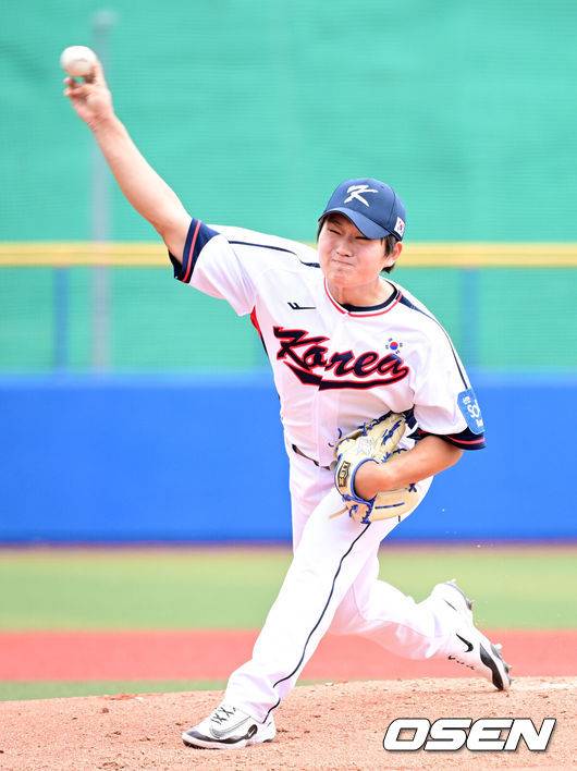 [OSEN=오키나와(일본), 최규한 기자] 2026 WBC(월드베이스볼클래식)를 준비하는 대한민국 야구 대표팀이 24일 일본 오키나와 가데나 야구장에서 프로야구 KIA 타이거즈와 연습경기를 펼쳤다. 야구 대표팀은 오키나와에서 국내 팀들과 6차례 연습경기를 치르며 전력을 끌어올릴 예정이다.5회초 마운드에 오른 대표팀 김택연이 힘차게 공을 뿌리고 있다. 2026.02.24 / dreamer@osen.co.kr