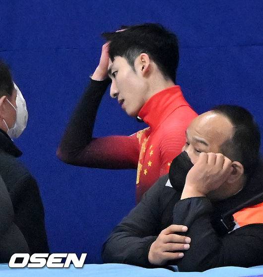 [OSEN=민경훈 기자] 11일 서울 목동 아이스링크에서 '2023 KB금융 국제빙상경기연맹(ISU) 쇼트트랙 세계선수권대회' 본선 경기가 진행됐다.남자 500m 결승에서 중국 린샤오쥔(한국명 임효준)이 페널티로 실격이 된 후 퇴장하며 아쉬워하고 있다. 2023.03.11 / rumi@osen.co.kr