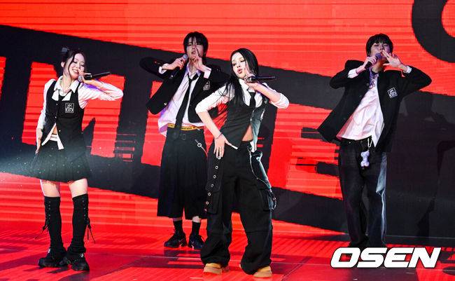 [OSEN=조은정 기자]초코엔터 패밀리 앨범 ‘ChoCo La Familia(초코 라 파밀리아)’ 쇼케이스가 24일 서울 마포구 쇼킹케이팝센터에서 열렸다.‘초코 라 파밀리아’는 가수 겸 음악 프로듀서&nbsp;조PD가 이끄는 초코엔터테인먼트의 패밀리 앨범이다. 앨범에는 더블 타이틀곡 ‘김미’와 ‘프렌지’(FRENZY)를 비롯해 ‘왓츠 유얼 위시’(What‘s Your Wish), ’짠‘(ZZAN), ’온 더 스트릿‘(On The Street) 등 5곡을 수록했다. 앨범 전곡 음원은 오는 24일 오후 6시 각종 온라인 음원사이트를 통해 발매한다.초코원X초코투가 무대를 선보이고 있다. 2026.02.24 /cej@osen.co.kr