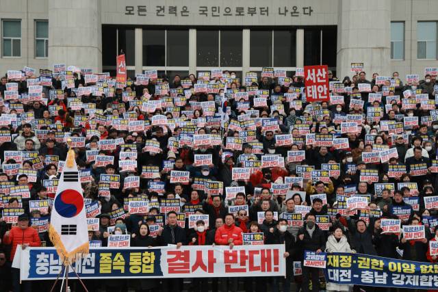 ▲24일 국회 본청 앞 계단에서 열린 '대전·충남 졸속 통합 반대 범 시·도민 총궐기대회' 참가자들이 구호를 외치고 있다. ⓒ연합뉴스