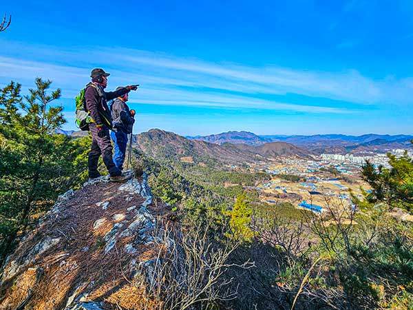 마성산 오름길에 만난 바위 위에서 바라본 옥천군과 걸어온 삼성봉~용봉 방향을 되짚어본다.