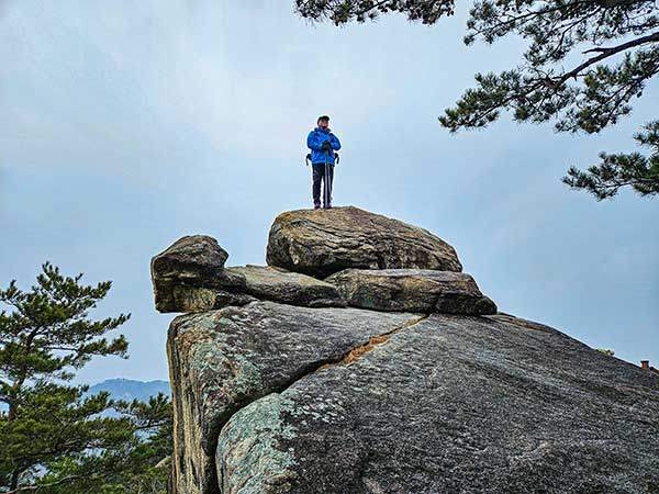 조망이 좋아 일출 명소로도 유명한 거북바위 위에서 잠시 발길을 쉬어간다.