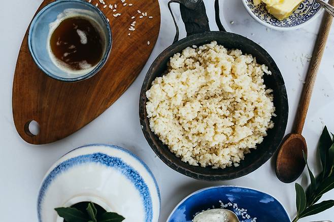 약 4도 냉장 환경에서 12~24시간 보관 후 재가열한 밥에서는 저항성 전분이 늘어날 가능성이 제기되며, 일부 연구에서 식후 혈당 반응이 낮아지는 경향이 보고됐다. pexels