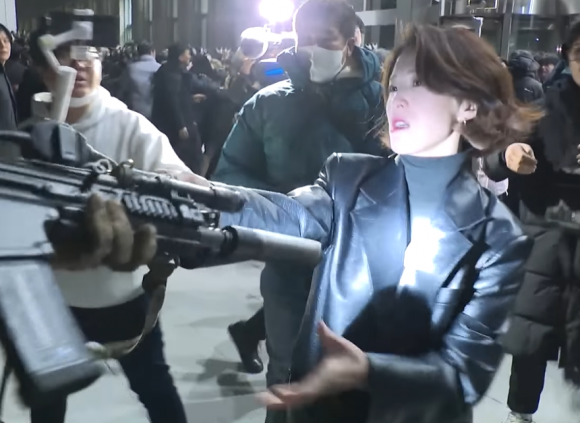 안귀령 더불어민주당 대변인이 12·3 비상계엄이 선포된 직후인 2024년 12월 4일 0시쯤 완전무장한 채 국회로 들이닥친 계엄군과 몸싸움을 벌이고 있는 모습. 유튜브 채널 ‘JTBC 뉴스’ 캡처