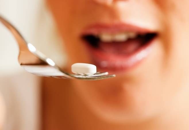 종합비타민은 공복보다 식사와 함께 복용하는 것이 흡수와 위장 부담 측면에서 도움이 되는 것으로 알려져 있다. 사진은 영양제를 복용하는 모습을 상징적으로 보여주는 이미지. 123rf