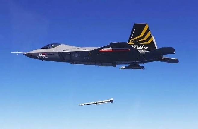 한국항공우주산업(KAI)이 개발한 KF-21 보라매 전투기가 시험 비행 중 공대지 유도 무장을 투하하고 있다. KAI 제공