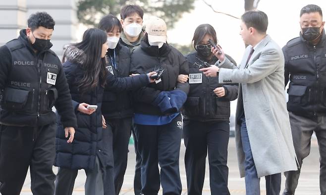 서울 강북구 수유동 모텔에서 남성 2명을 숨지게 한 혐의를 받는 20대 여성 피의자가 12일 서울북부지법에서 열린 영장실질심사에 출석하고 있다. 경찰은 피의자가 약물이 든 음료를 건네 피해자를 숨지게 한 것으로 보고 수사 중이다. 연합뉴스