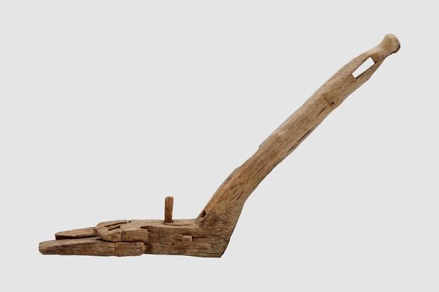 보존처리가 완료된 몽촌토성 발굴 ‘쟁기’ 모습. 사진 제공=국가유산청