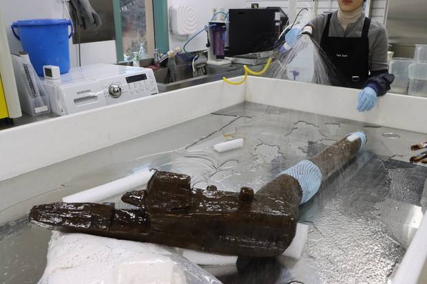 보존처리 중인 몽촌토성 발굴 ‘쟁기’ 모습. 사진 제공=국가유산청