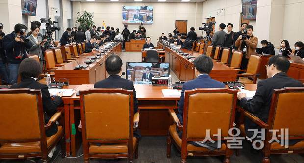 24일 국회에서 열린 대미투자특별법 처리를 위한 특별위원회 전체회의에서 유관기관 및 산업계 인사들이 참석한 가운데 공청회가 진행되고 있다. 오승현 기자