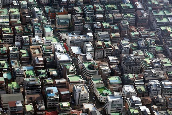 24일 부동산플래닛에 따르면, 지난해 서울 연립·다세대주택 임대차 거래 13만834건 가운데 전세는 5만2392건, 월세는 7만8442건으로 집계됐다. 사진은 서울 시내 빌라 밀집 지역의 모습 ⓒ연합뉴스