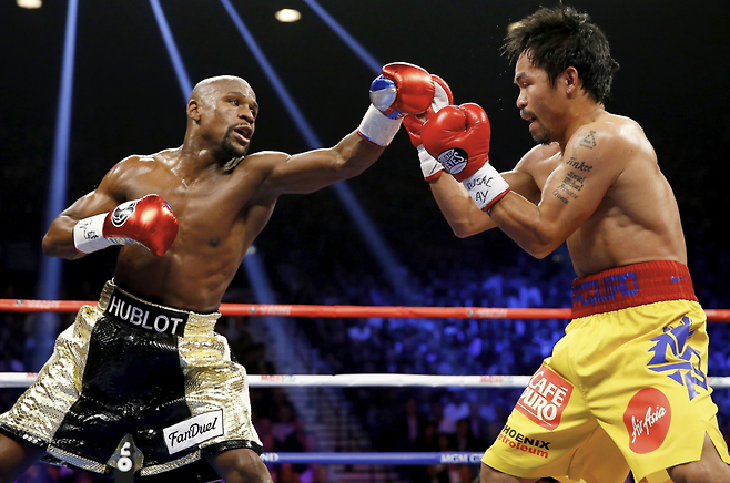 2015년 5월 2일(현지시간) 미국 네바다주 라스베이거스 MGM 그랜드 가든 아레나에서 열린 웰터급 통합 타이틀전에서 플로이드 메이웨더 주니어가 매니 파키아오를 향해 왼손 펀치를 날리고 있다.  게티이미지