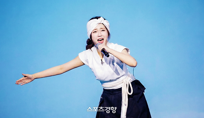 ‘현역가왕3’ 무대를 펼치고 있는 가수 홍지윤. 크레아 스튜디오 제공