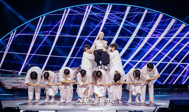 ‘현역가왕3’ 무대를 펼치고 있는 가수 홍지윤. 크레아 스튜디오 제공