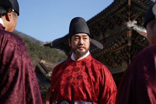 장항준 감독의 영화 ‘왕과 사는 남자’에서 한명회 역을 연기한 배우 유지태 출연장면. 사진 ㈜쇼박스