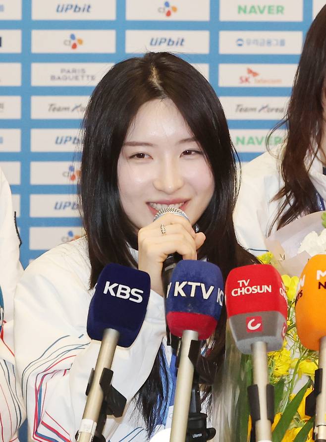 김길리가 24일 인천국제공항을 통해 귀국한 자리에서 앞으로 김도영을 응원하겠다는 소감을 남기고 있다. 연합뉴스