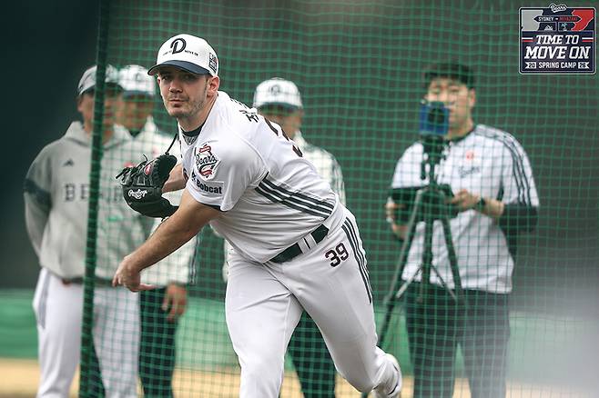 ▲ 아내의 출산 문제로 1차 호주 시드니 캠프에 합류하지 못했던 잭 로그가 2차 미야자키 캠프 합류 하루만에 첫 라이브피칭을 실시했다. ⓒ두산 베어스