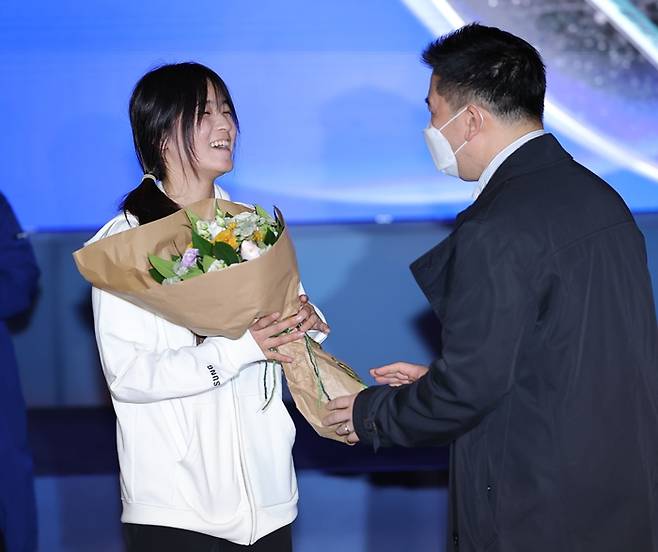 ▲ 밀라노·코르티나 동계올림픽 스노보드 여자 하프파이프에서 금메달을 획득한 최가온이 14일(현지시간) 이탈리아 밀라노 팔라초 세르벨로니에 마련된 삼성 하우스에서 열린 인터뷰 세션에 앞서 꽃다발을 받고 있다. ⓒ 연합뉴스