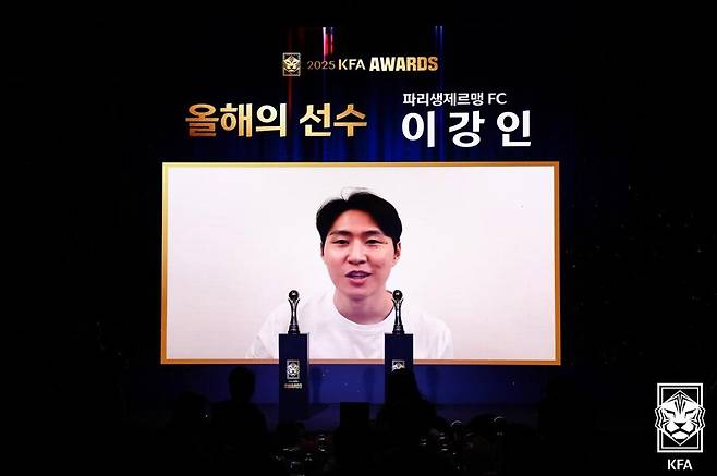 ▲ 이강인은 24일 충남 천안 코리아풋볼파크에서 열린 2025 대한축구협회(KFA) 어워즈에서 남자부 올해의 선수상을 받았다. 여자부 올해의 선수는 장슬기에게 영광이 돌아갔다. 올해의 지도자는 이정효 감독과 강선미 감독이다. ⓒ 대한축구협회