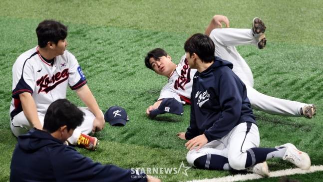 지난해 11월 대표팀 훈련 도중 대화를 나누고 있는 문보경(왼쪽)과 노시환. /사진=강영조 선임기자