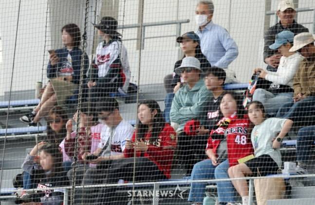 WBC 한국 야구 대표팀이 24일 일본 오키나와현 카데나 야구장에서 KIA 타이거즈와 연습경기를 가졌다. KIA 응원단이 열띤 응원을 펼치고 있다. /사진=김진경 대기자