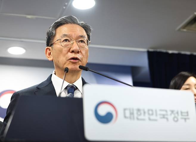 정성호 법무부 장관이 23일 오후 서울 종로구 정부서울청사에서 열린 '대한민국 정부 엘리엇 국제투자분쟁(ISDS) 중재판정 취소소송 승소' 브리핑을 하고 있다. [사진 | 뉴시스]