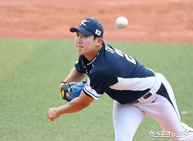 2026 월드베이스볼클래식(WBC) 출전을 준비 중인 국가대표팀 투수 손주영이 23일 일본 오키나와 가네다 구장에서 열린 한화 이글스와의 연습경기에서 2이닝 3실점으로 고전했다. 사진 고아라 기자