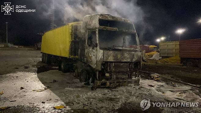 전날 러시아 드론 공격으로 불에 탄 트럭 [로이터 연합뉴스 자료사진. 재배포 및 DB 금지]
