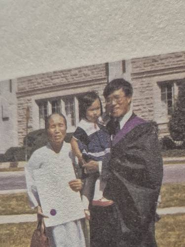 캐나다 웨스턴 온타리오 대학교에서 박사 학위를 받은 장인순 박사 왼쪽은 어머니, 가운데 아이는 큰딸