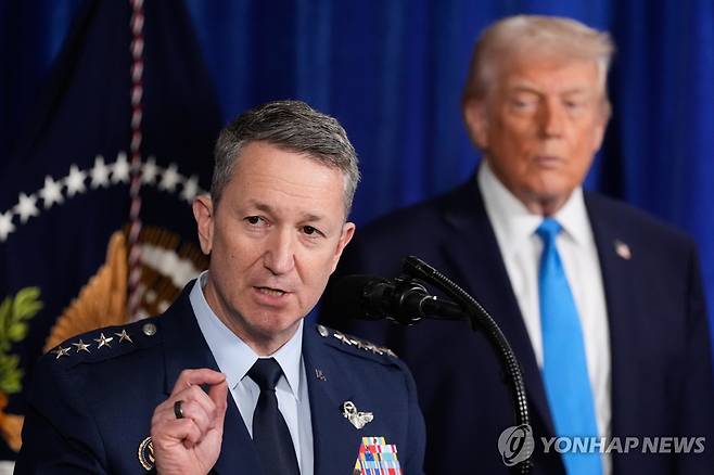 댄 케인 합참의장과 트럼프 대통령 [AP 연합뉴스 자료사진]