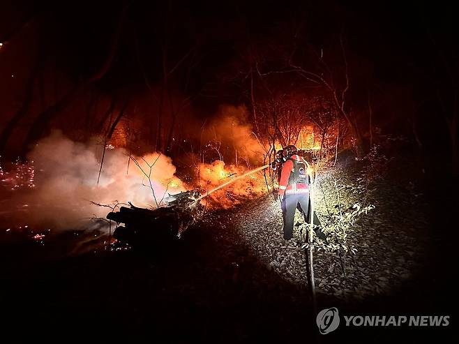꺼지지 않은 밀양 산불…야간 진화 나선 산림당국 (밀양=연합뉴스) 24일 산림당국이 경남 밀양시 삼랑진읍 검세리에서 전날부터 발생한 산불을 끄기 위해 야간 진화 작업을 하고 있다. 2026.2.24 [산림청 제공. 재판매 및 DB 금지] jjh23@yna.co.kr