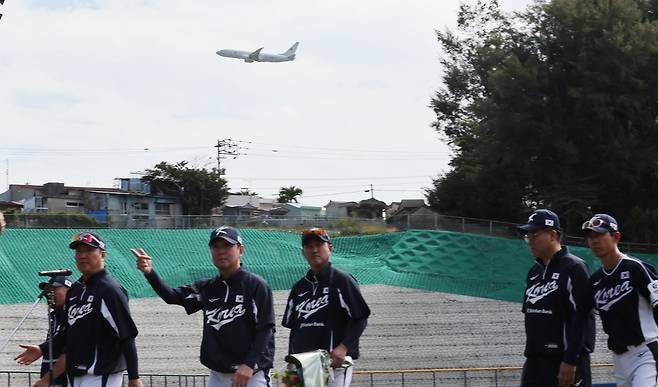 야구장 위에 뜬 미 공군 수송기 (가데나[일본 오키나와현]=연합뉴스) 이진욱 기자 = 23일 일본 오키나와현 가데나의 가데나 구장에서 2026 월드베이스볼클래식(WBC) 대한민국 야구대표팀과 한화의 연습경기에 앞서 류지현 감독과 코치진이 행사에 참석했다. 그 위로 미 공군 수송기가 날아가고 있다. 2026.2.23 cityboy@yna.co.kr