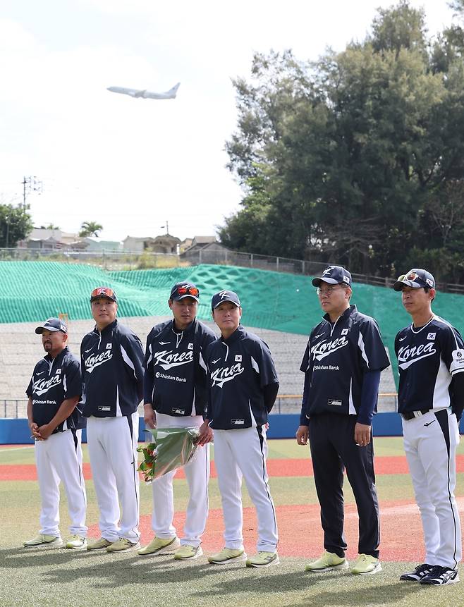 野球場の上に浮かぶ米空軍輸送機（ガーデナ[일본 오키나와현]23日、日本の沖縄県ガーデナのガーデナ球場で2026ワールドベースボールクラシック（WBC）大韓民国野球代表チームとハンファの練習試合に先立ち、リュ・ジヒョン監督とコーチジンが行事に参加した。その上に米空軍輸送機が飛んでいる。 2026.2.23 cityboy@yna.co.kr