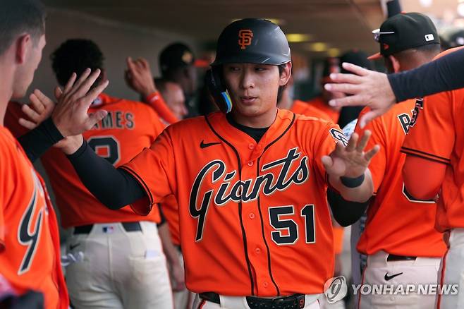 득점 후 동료들과 인사하는 이정후(51번) [AP=연합뉴스]