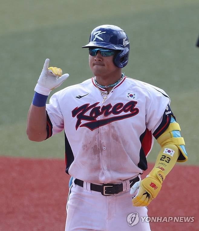 안타 날린 안현민 (가데나[일본 오키나와현]=연합뉴스) 이진욱 기자 = 24일 일본 오키나와현 가데나의 가데나 구장에서 열린 2026 월드베이스볼클래식(WBC) 대한민국 야구대표팀과 KIA 타이거즈 연습경기. 3회말 대표팀 2번 타자 안현민이 안타를 날린 뒤 세리머니를 하고 있다. 2026.2.24 cityboy@yna.co.kr