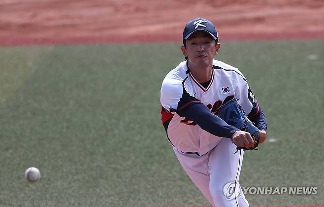 선발 등판한 고영표 (가데나[일본 오키나와현]=연합뉴스) 이진욱 기자 = 24일 일본 오키나와현 가데나의 가데나 구장에서 열린 2026 월드베이스볼클래식(WBC) 대한민국 야구대표팀과 KIA 타이거즈 연습경기. 선발 등판한 고영표가 투구를 하고 있다. 2026.2.24 cityboy@yna.co.kr